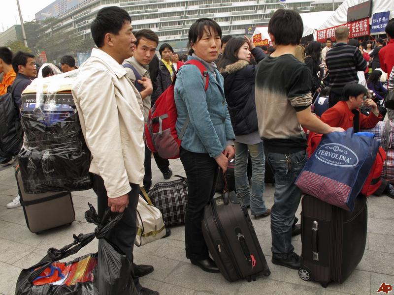 Китаец переехал. Миграция в Китае. Китайские мигранты. Китайские трудовые мигранты. Миграция китайцев.